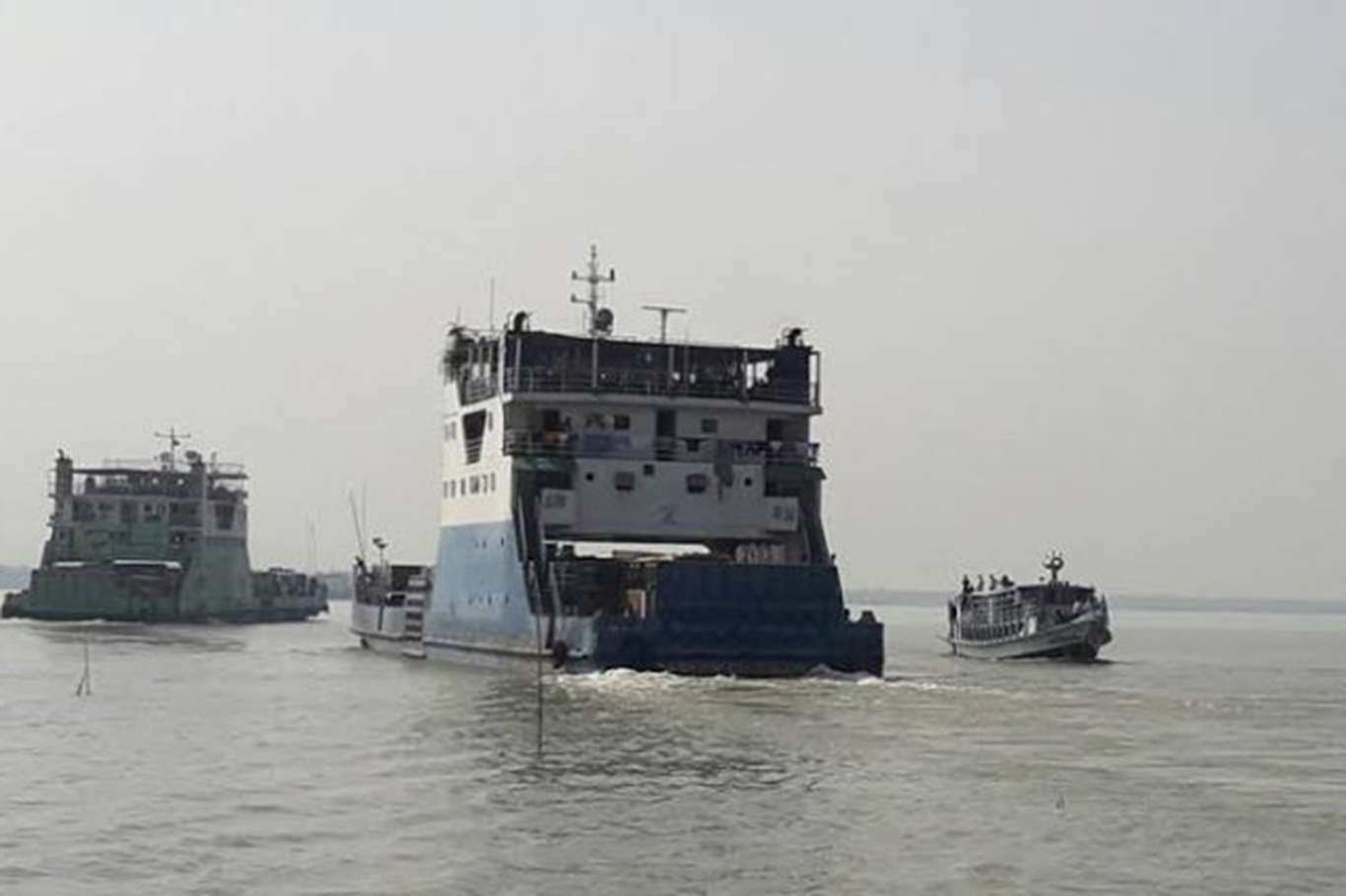 Bangladeş'te gemi ve feribot çarpıştı: 11 ölü